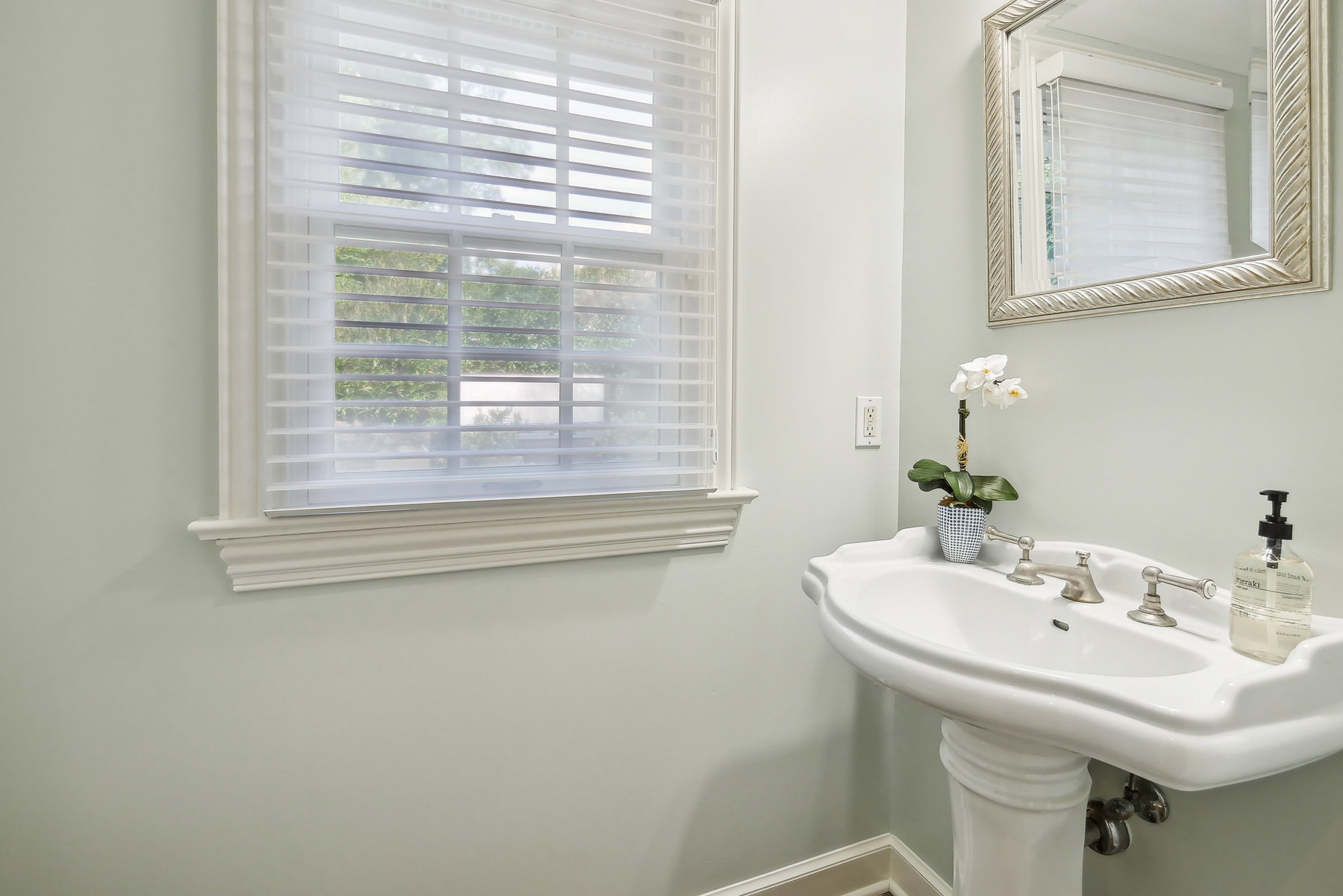 35 Maplewood Ave, Mplw - powder room