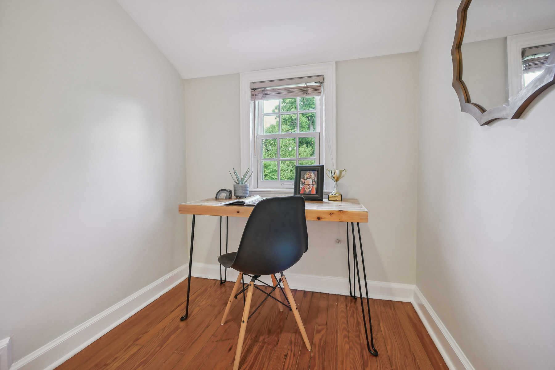 35 Maplewood Ave, Mplw - study nook bedroom 3