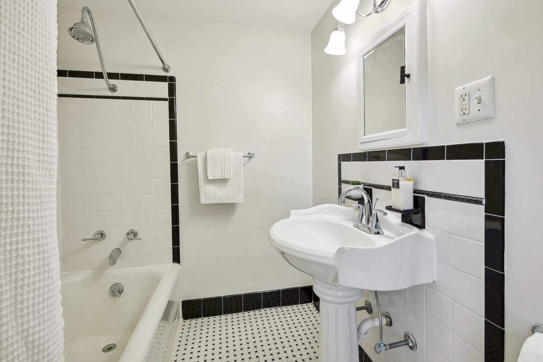 35 Maplewood Ave, Mplw - third floor bath