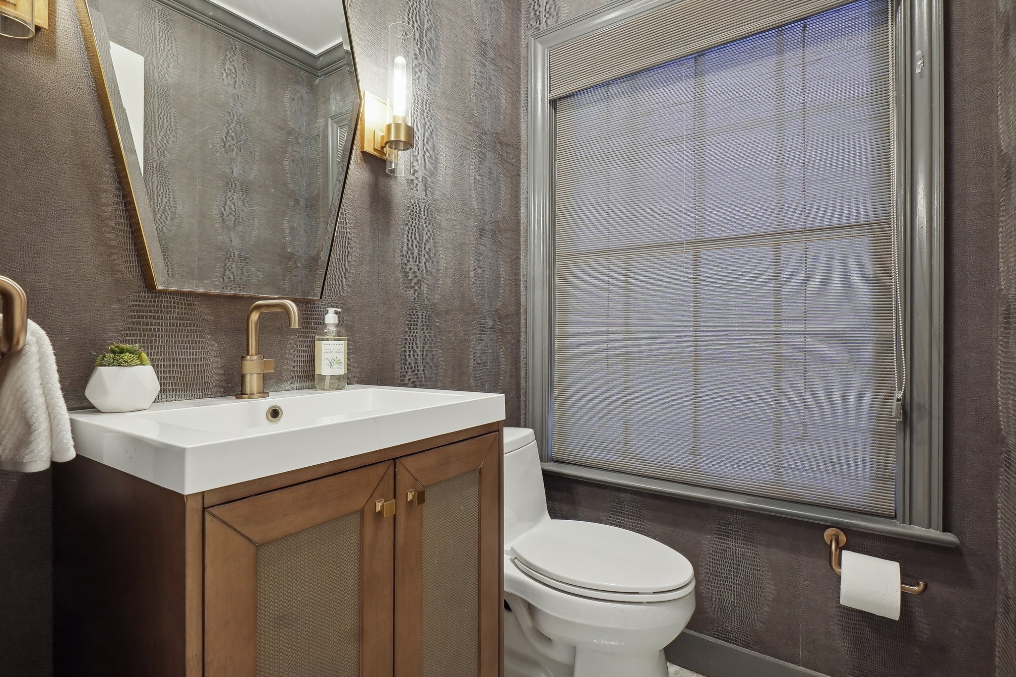 195 Highland Ave, Short Hills - Powder Room of Kitchen