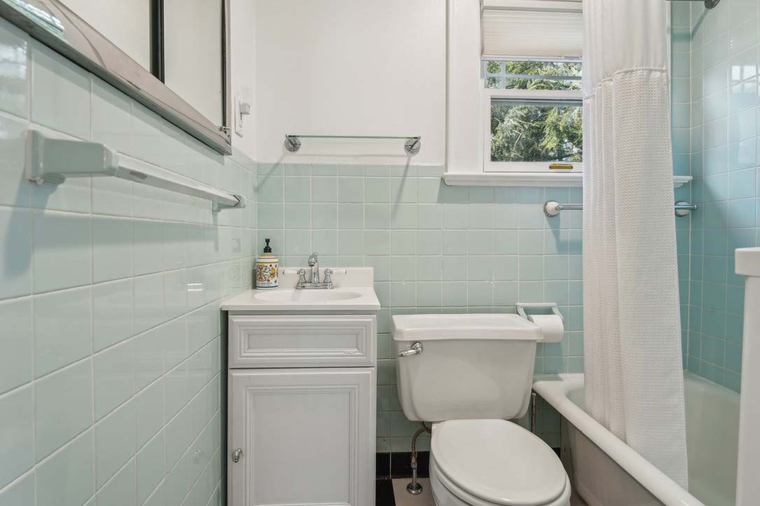 38 Campbell Road, Short Hills - Bathroom